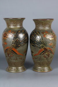 27. Пара ваз «Павлины и пионы»