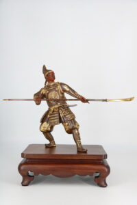 27. Скульптура "Самурай в атаке с нагината"