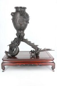 48. Скульптура «Дракон с вазой»