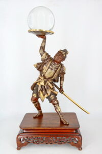 73. Скульптура «Самурай с мечом и шаром»